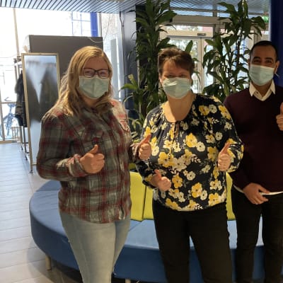Piia Suihkonen, Mervi Halonen, Hussein AL-Kaabi ja  Annu Huttunen iloisessa ryhmäkuvassa näyttävät peukkua.