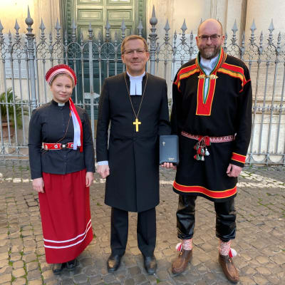 Saamelaispappi Mari Valjakka, piispa Jukka Keskitalo ja Inarin seurakunnan kirkkoherra Tuomo Huusko vierailemassa Vatikaanissa, jossa he tapasivat paavi Franciscuksen.