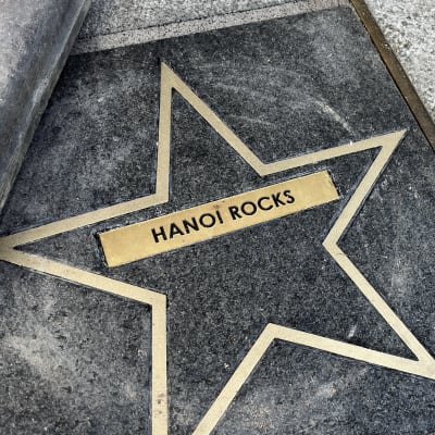 Katu, johon on upotettu tähti. Tähden keskellä lukee Hanoi Rocks. 