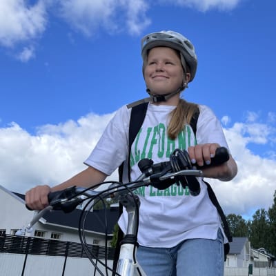 Linda Mononen, 13 vuotta, lähdössä pyöräilemään kouluun kotoaan Joensuun Utrasta. 