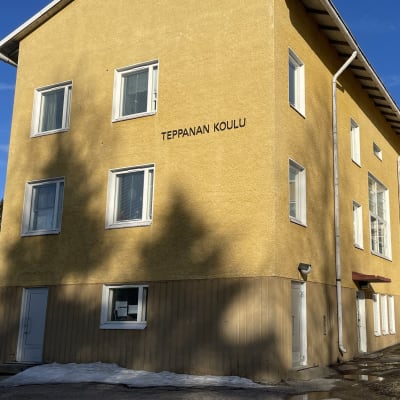 Koulurakennus keväällä.