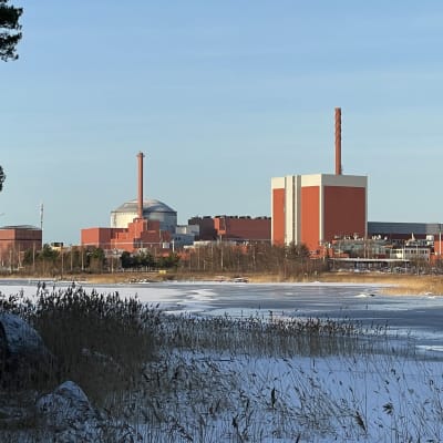 Olkiluodon kolme ydinvoimalaa talvella helmikuussa 2023.