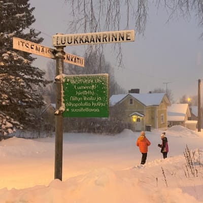 Lappeenrantalainen Marja Strid haluaa, että kunta tekisi jalkakäytävien lumityöt, eikä asukkaiden tarvitsisi tehdä niitä.