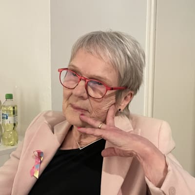 Taiteilija Niilo Hyttisen puoliso Helena Hyttinen Kainuun taidemuseossa.