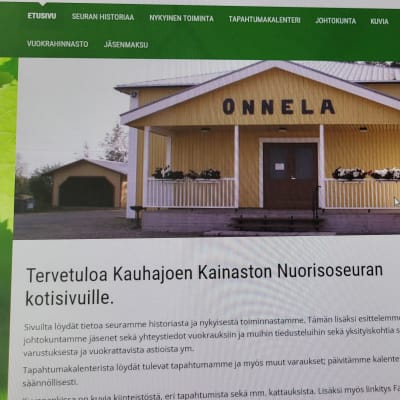 Kuvakaappaus Kainaston nuorisoseuran nettisivulta, jossa kuvassa keltainen lautavuorattu Onnelan nuorisoseura.