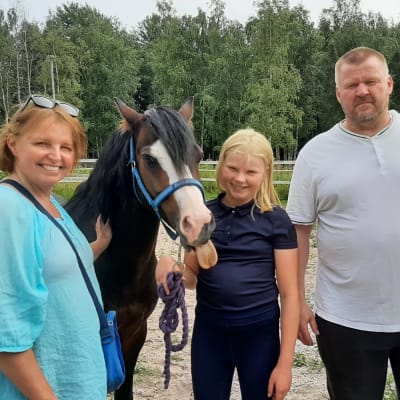 Familjen Tolvanen-Piiri som är med och möjliggör ridsporttävlingarna Seahorse Week i Hangö. Mamma Mervi Tolvanen ansvara för buffén, dottern Roosa Piiri tävar på ponnyn Prinssi och pappa Jarmo Piiri grillar korv och är al