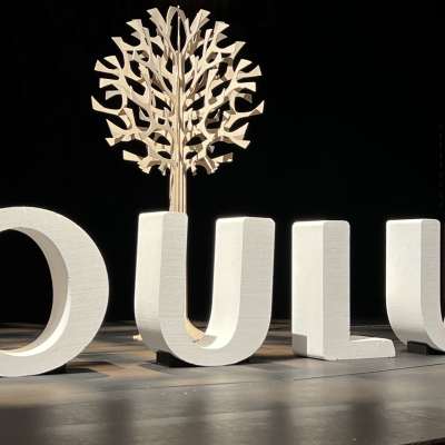 Teatterin lavalla olevista isoista irtokirjaimista on muodotettu sana "Oulu".