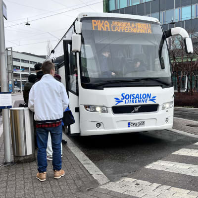 Ihmisiä jonottamassa Soisalon bussiin Jyväskylässä.