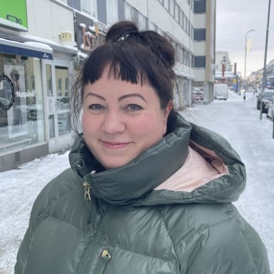 Koreografi Sari Palmgren talvisella Kajaanin Kauppakaudulla.