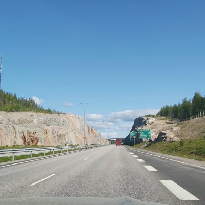 Kirrinkallion kalliokeikkaus Nelostiellä Jyväskylässä.