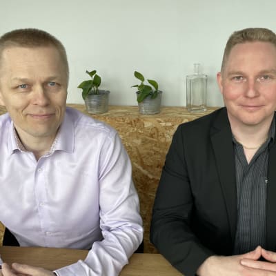 Veklari Oy:n yhteyspäällikkö Ilpo Huotari ja vakuutusmeklari / toimitusjohtaja Pasi Koponen istuvat kuhmolaisessa kahviossa.