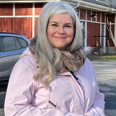 Rehtori Eeva-Liisa Rasmus-Moilanen Inarin Saamelaisalueen koulutuskeskuksen piha-alueella.