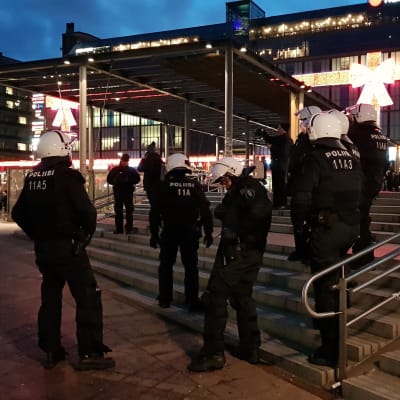 Poliser står och övervakar Nordiska motståndsrörelsen vid Narinkens torg i Helsingfors.