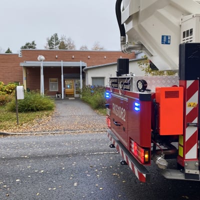 Pelastuslaitoksen ajoneuvo kuurojen palvelukodin edustalla Jyväskylän Keljonkadulla.