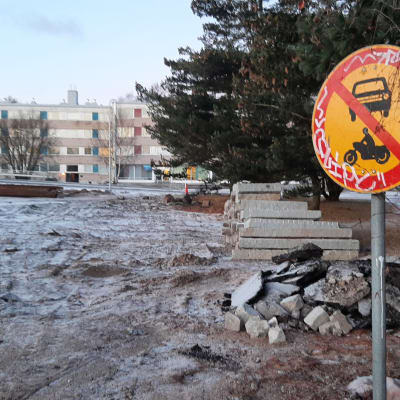 Gamla Teboil-tomten saneras i Hangö.