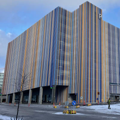Ett tiovåningars parkeringshus i Kuppis i Åbo. 