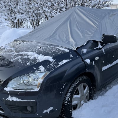 Auto kannattaa peittää talvella, että ikkunat eivät jäädy.