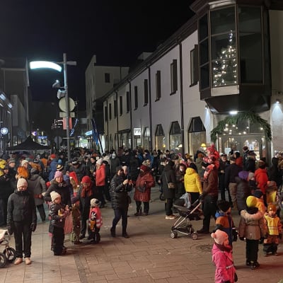 Lumettomalla Riihimäen torilla väkijoukko katselemassa joulunavauksen ohjelmaa jouluvalojen tuodessa tunnelmaa.
