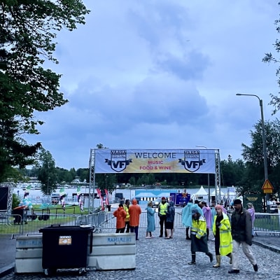 Folk lämnar Vaasa Festival iklädda regnrockar. 