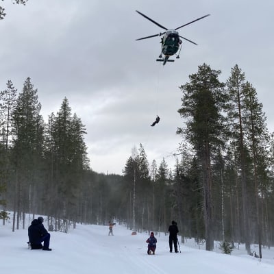 Lshp:n ensihoitaja Juho Kärkkäinen laskeutuu harjoituksen onnettomuuspaikalle Lapin rajavartioston  helikopterista.