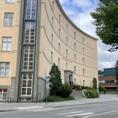 Tampereen Lyseon lukio kuvattuna pilvisessä säässä.