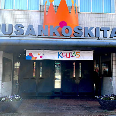 Kuva teatterin pääovesta, jossa paljon koristeita.