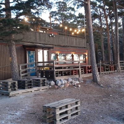 Tulluddsstrandens kafé och surfbas i Hangö. 