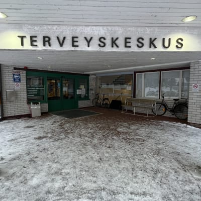 Suomussalmen terveyskeskuksen pääsisäänkäynti.