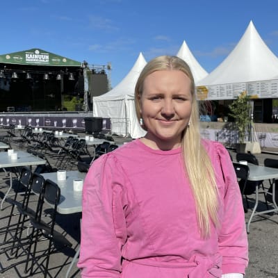 Kainuun musiikkijuhlien vastaava tuottaja Jenna Fyhr on tapahtuman VIP alueella.