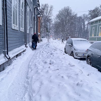 Pga snö svårframkomlig trottoar