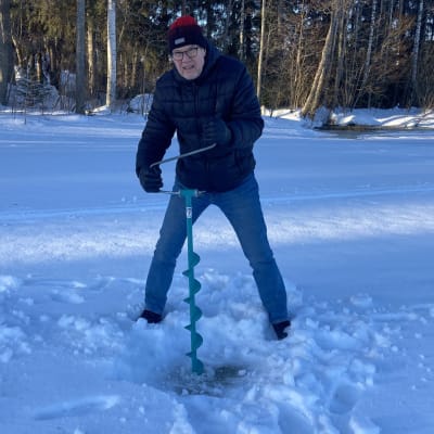 Savonlinnan ympäristöpäällikkö Matti Rautiainen kairaa jäätä Savonlinnan Mertajärvellä. 
