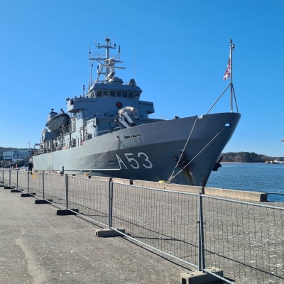 Militärfartyg i Åbo hamn.