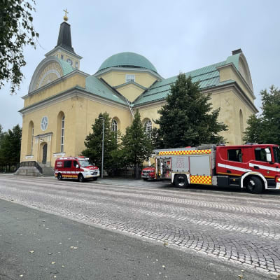 Etualalla paloautoja joiden takana Oulun Tuomiokirkko.