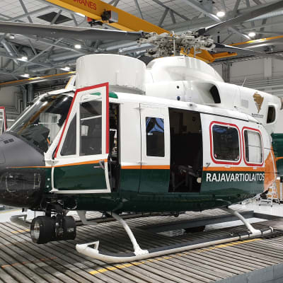 Rajavartiolaitoksen Agusta Bell -helikopteri peruskorjattavana Vartiolentolaivueen korjaamolla.