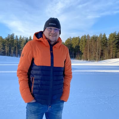 Kari Koivisto seisoo lumisessa maisemassa.