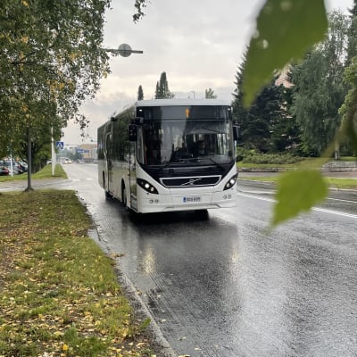 Linja-auto lähestyy pysäkkiä Kajaanissa.