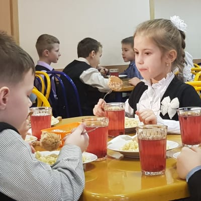 Ryska barn äter skolmat.