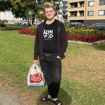 Kajaanin ammattikorkeakoulun opiskelijakunnan puheenjohtaja Taneli Niskanen on Veteraanipuistossa.