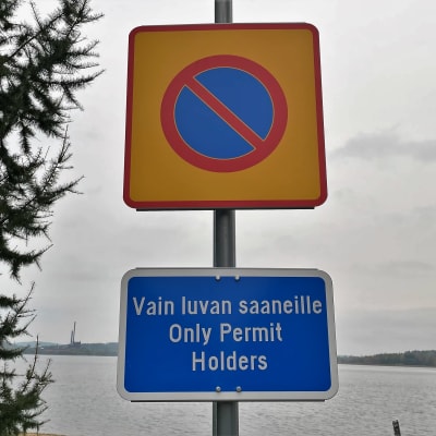 Pysäköintikieltokyltti Lutakossa Jyväskylässä.