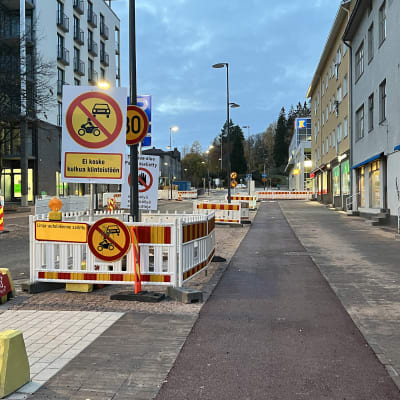 Pätkä Riihimäen Keskuskatua ja sillä olevia ajokieltokylttejä liittyen kadun remontointiin.