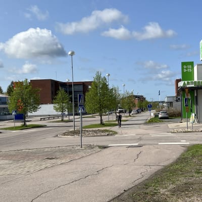 Autoilija ja pyöräilijä Oulaisten keskustassa.