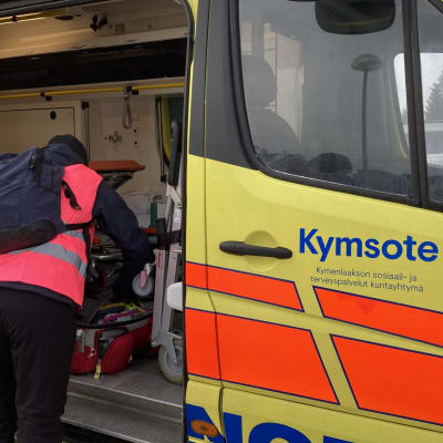 Pyhällä on käytössä muun muassa Kymsoten laitteistoa ja ambulanssi.