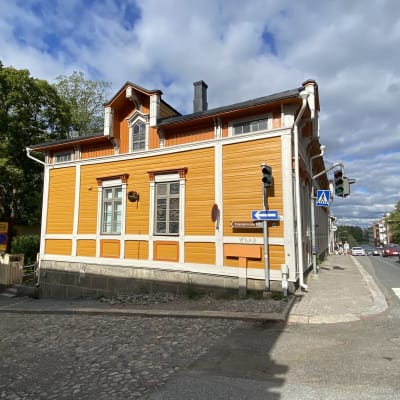 Kotimuseo Palanderin talo Hämeenlinnassa kuvattuna Linnankadun ja Lukiokadun risteyksestä.