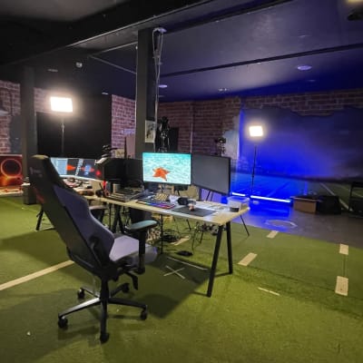 Finnish Esports Leaguen keskeneräinen studio Särkänniemen vanhassa delfinaariossa.
