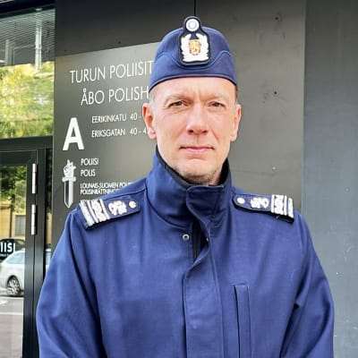 Överkommissarie Stephan Sundqvist iklädd blå uniform utanför polishuset i Åbo.