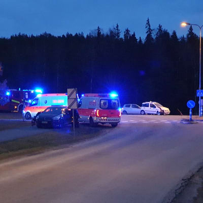 Ambulanser och flera andra bilar står i en korsning där det skett en trafikolycka.