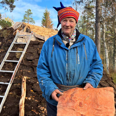 Turvekammin rakentaja Jouko Hetta pitää kädessään suurta tuohipalasta.