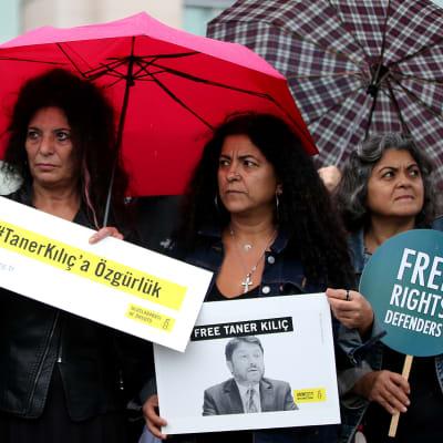 Demonstranterna i Istanbul protesterade mot att Amnestys turkiska ordförande Taner Kılıç hålls fängslad i Izmir