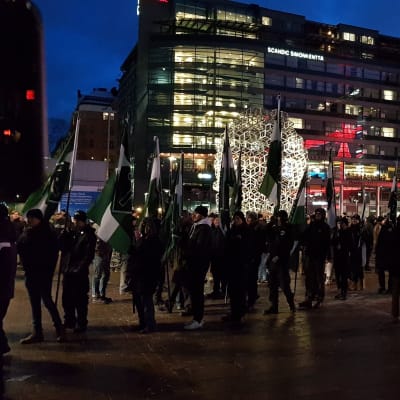 Nordiska motsåndsrörelsen samlas på Narinkens torg på självständighetsdagen.