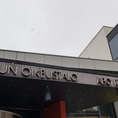 Texten Turun Oikeustalo Åbo Rättscenter ovanför ingången till Egentliga Finlands tingsrätt.